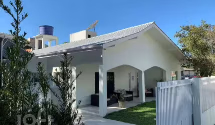 Casa à venda em Canasvieiras com 250 m², 7 quartos