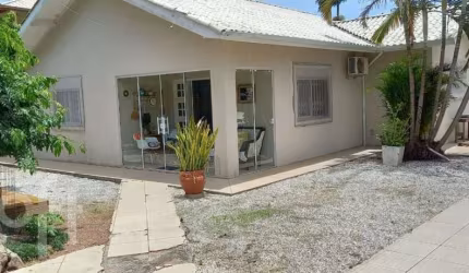 Casa à venda em Sambaqui com 157 m², 3 quartos, 2