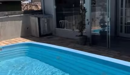 Casa à venda em Agronômica com 254 m², 4 quartos,