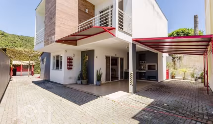 Casa à venda em Alto Ribeirão Leste com 133 m², 3
