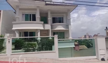 Casa à venda em Abraão com 505 m², 4 quartos, 4 su