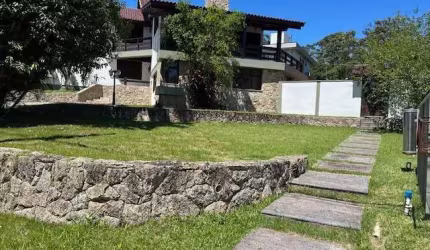 Casa de 4 dormitórios à venda no Cacupé