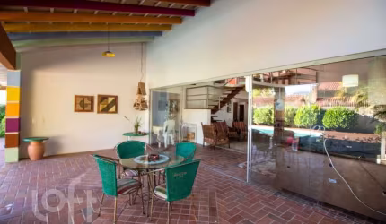 Casa à venda em Itacorubi com 248 m², 4 quartos, 3