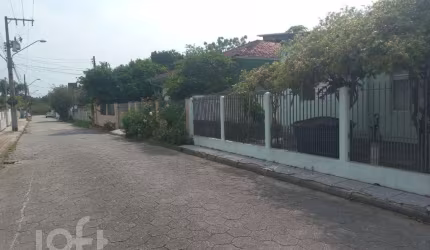 Casa à venda em Carianos com 60 m², 1 quarto