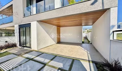 Casa à venda em Lagoa da Conceição com 250 m², 3 q