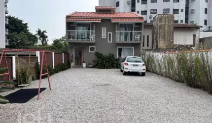 Casa à venda em Coqueiros com 133 m², 3 quartos, 1