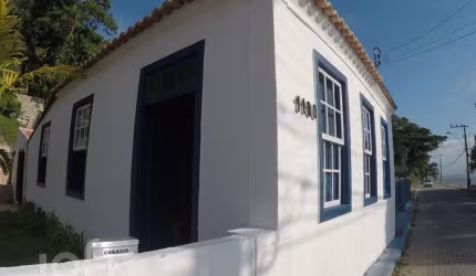 Casa à venda em Sambaqui com 80 m², 1 quarto, 4 va