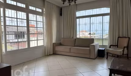 Casa à venda em Coqueiros com 204 m², 3 quartos, 4