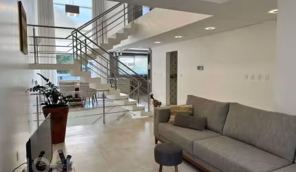 Casa à venda em Coqueiros com 311 m², 3 quartos, 1