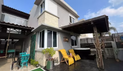 Casa à venda em Centro com 128 m², 3 quartos, 1 su