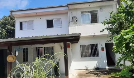 Casa à venda em Balneário com 90 m², 3 quartos, 1