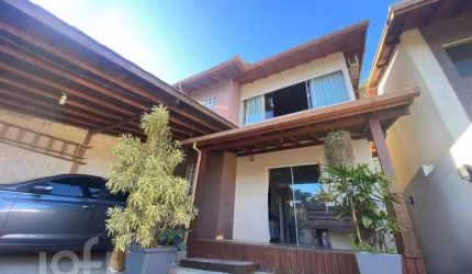 Casa à venda em Armação com 200 m², 2 quartos, 1 v