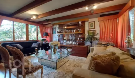 Casa à venda em Itacorubi com 330 m², 3 quartos, 3