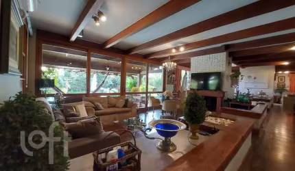 Casa à venda em Itacorubi com 330 m², 3 quartos, 3