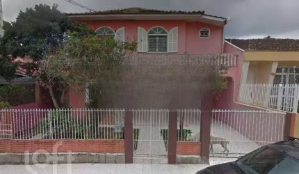Casa à venda em Agronômica com 230 m², 3 quartos,