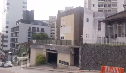 Casa à venda em Centro com 401 m², 2 quartos, 2 su