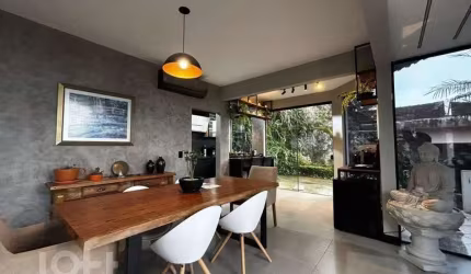 Casa à venda em Centro com 168 m², 2 quartos, 1 su