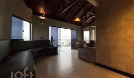 Casa à venda em Centro com 168 m², 2 quartos, 1 su