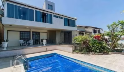 Casa à venda em Abraão com 450 m², 5 quartos, 2 su