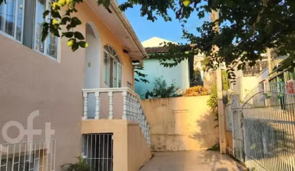 Casa à venda em Agronômica com 119 m², 4 quartos,