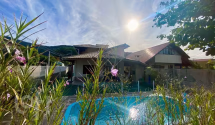 Casa à venda em Armação com 200 m², 4 quartos, 2 s