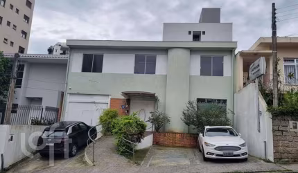 Casa à venda em Agronômica com 250 m², 2 vagas