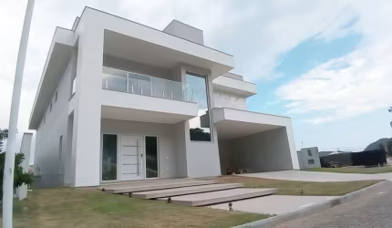 Casa de 4 dormitórios no bairro Ingleses