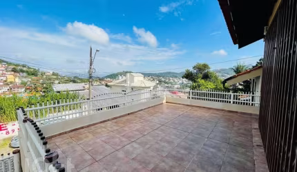 Casa à venda em Pantanal com 272 m², 4 quartos, 2