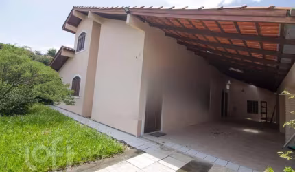 Casa à venda em Centro com 260 m², 3 quartos, 3 su