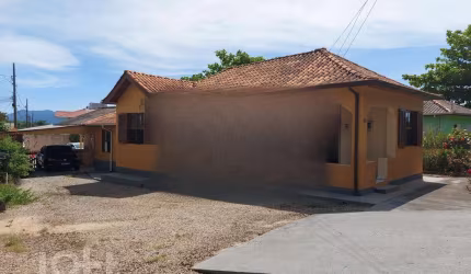 Casa à venda em Alto Ribeirão Leste com 200 m², 2
