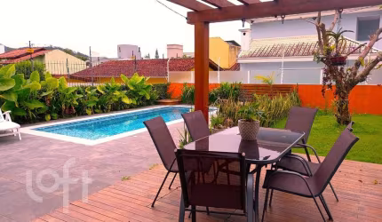 Casa à venda em Itacorubi com 210 m², 3 quartos, 2