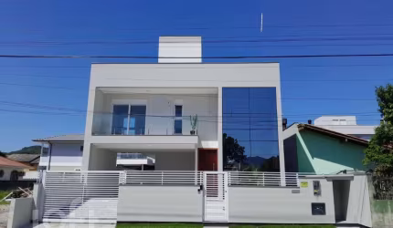 Casa à venda em Campeche Central com 210 m², 3 qua