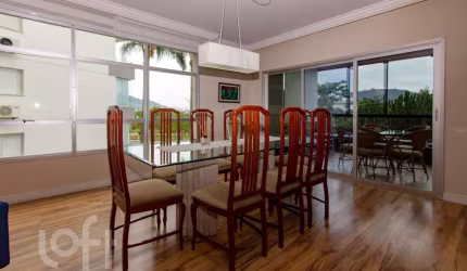 Apartamento à venda em Itacorubi com 209 m², 3 qua