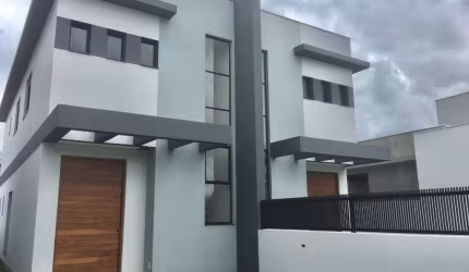 Casa de 3 dormitórios no bairro Carianos