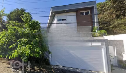 Casa à venda em Agronômica com 230 m², 4 quartos,