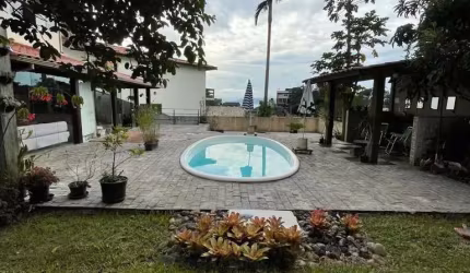 Casa à venda em Centro com 250 m², 4 quartos, 1 su