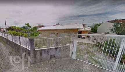 Casa à venda em Costeira do Pirajubaé com 200 m²,