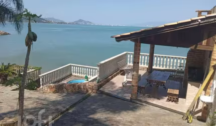 Casa à venda em Sambaqui com 300 m², 3 quartos, 1