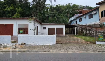 Casa à venda em Costeira do Pirajubaé com 132 m²,