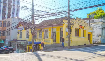 Casa à venda em Centro com 393 m², 6 quartos