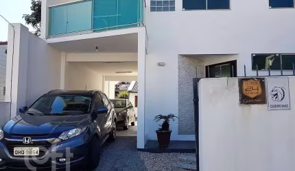 Casa à venda em Agronômica com 238 m², 3 quartos,