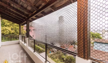 Casa à venda em Centro com 360 m², 5 quartos, 1 su
