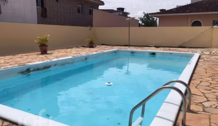 Casa à venda em Agronômica com 300 m², 6 quartos,