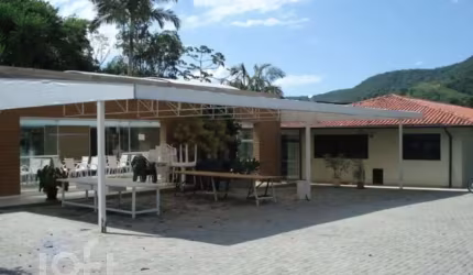 Casa à venda em Itacorubi com 600 m², 5 quartos, 2