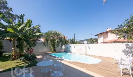 Casa à venda em Itacorubi com 320 m², 4 quartos, 1