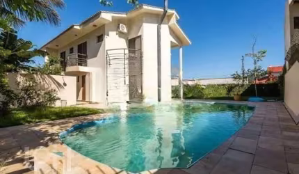 Casa à venda em Itacorubi com 330 m², 4 quartos, 2