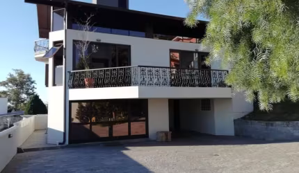 Casa comercial de 4 suítes no Centro