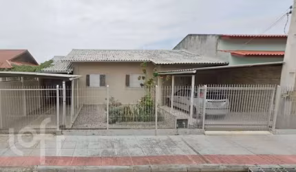 Casa à venda em Carianos com 190 m², 4 quartos