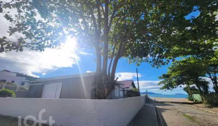 Casa à venda em Armação com 133 m², 3 quartos, 1 v