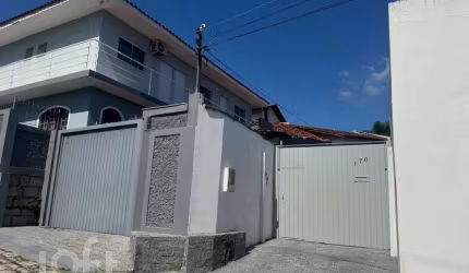 Casa à venda em Itacorubi com 110 m², 3 quartos, 1
